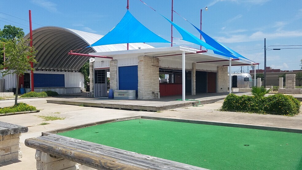 More Photos Of 622 6th St N, Texas City Bar For Lease
