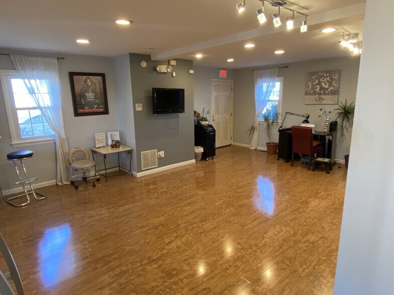 More Photos Of 264 US 202/206, Bedminster Storefront Retail Office For Lease