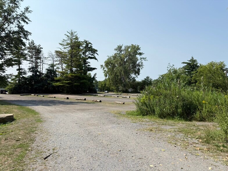 More Photos Of 7240-7286 Oswego Rd, Liverpool Restaurant For Sale