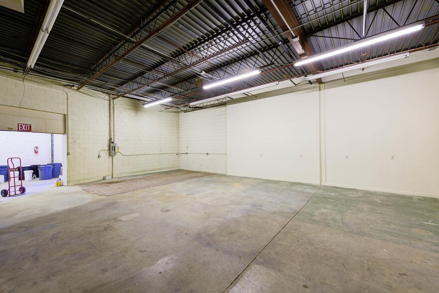 More Photos Of 9901-9927 Valley View Rd, Eden Prairie Showroom For Lease