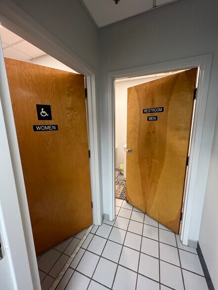 More Photos Of 185 Discovery Dr, Colmar Warehouse For Lease