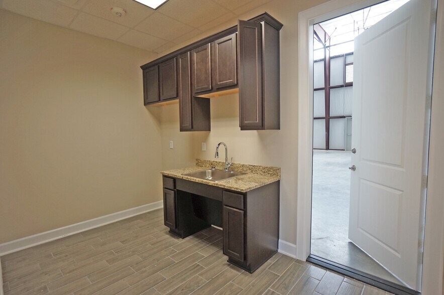 202 Industrial Blvd, Sugar Land, TX 77478 Warehouse For Sale