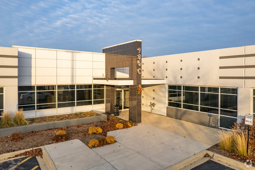 More Photos Of 935 National Pky, Schaumburg Office For Lease