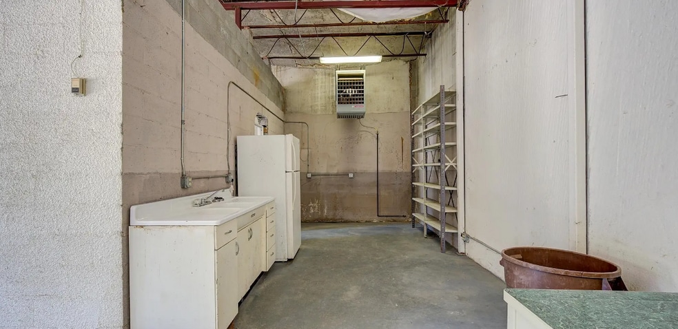 More Photos Of 1605 E Avenue A, Hooks Warehouse For Sale