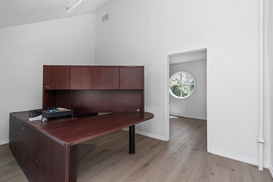 More Photos Of 580 Broadway St, Laguna Beach Office For Lease