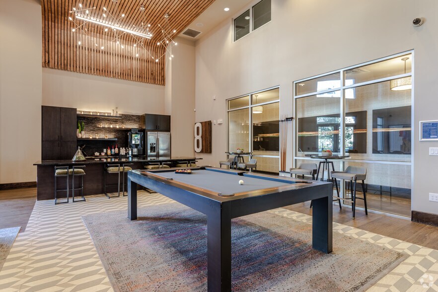 More Photos Of 305 W Commerce St, Dallas Apartments For Lease