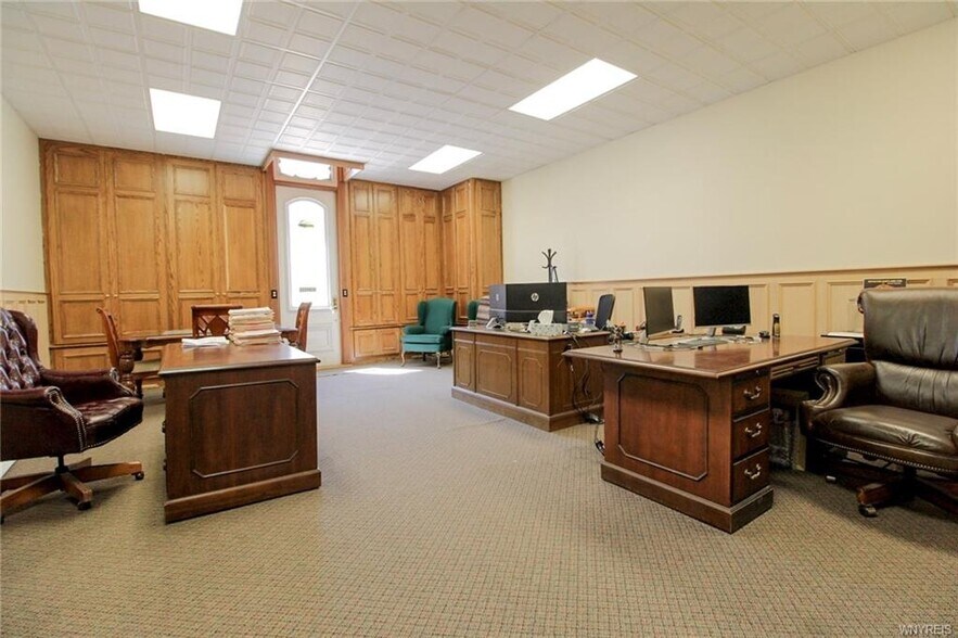 More Photos Of 15 Main St, Middleport Storefront For Lease
