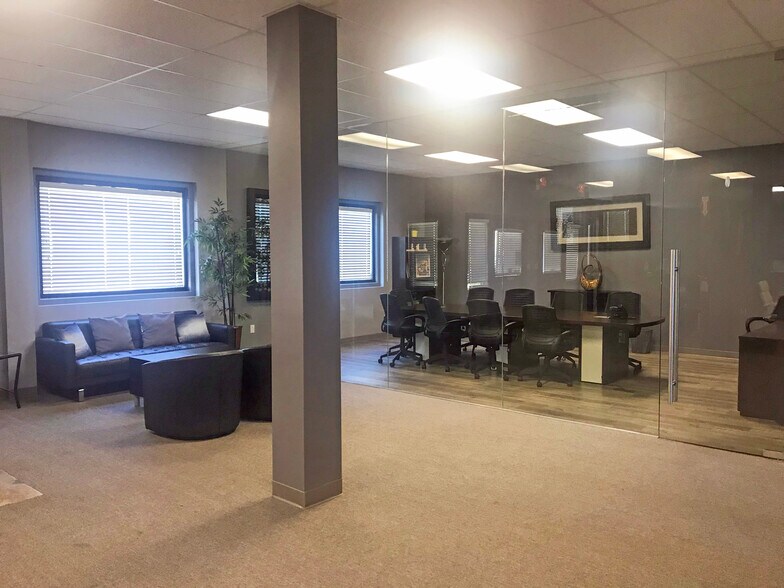 More Photos Of 1610 W Burbank Blvd, Burbank Storefront Retail Office For Lease