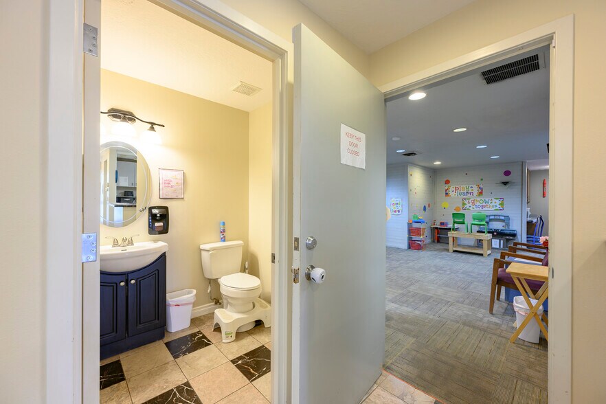 More Photos Of 504 Villa Rd, Newberg Medical For Sale