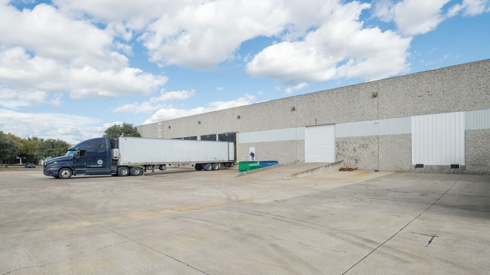More Photos Of 1202 Avenue T, Grand Prairie Distribution For Lease