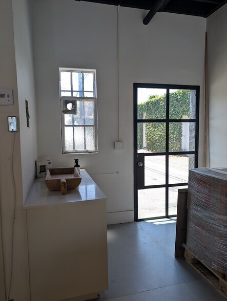 More Photos Of 8804 Charleville, Beverly Hills Storefront For Lease