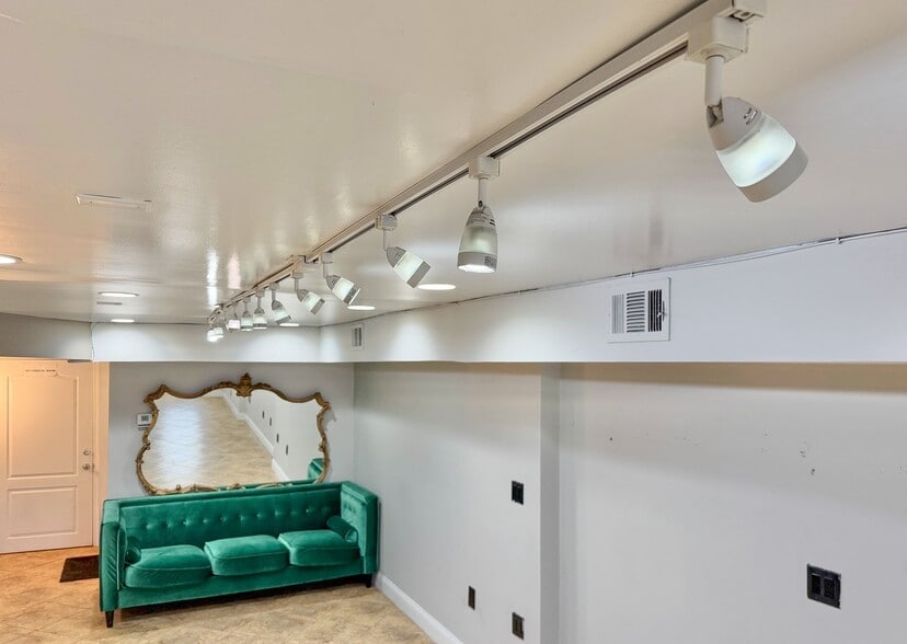 More Photos Of 693 Bergen Ave, Jersey City Storefront Retail Residential For Lease