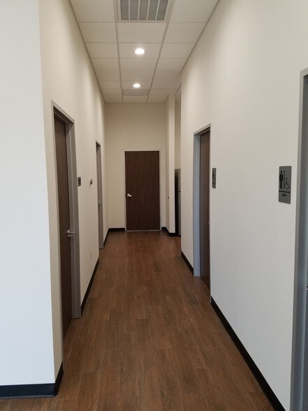 More Photos Of 7515 Oak Bluff Dr, Magnolia Office For Lease