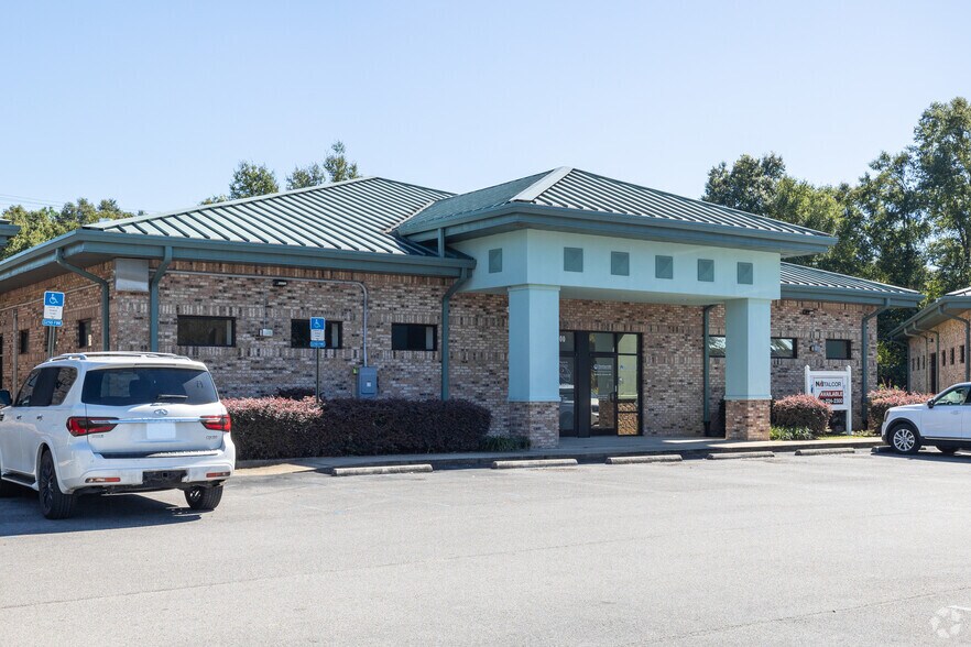 Primary Photo Of 700-710 Hospital Dr, Crestview Medical For Lease