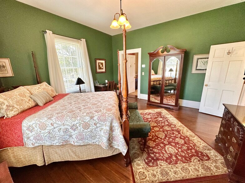 More Photos Of 615 College St, Clinton Hotel For Sale