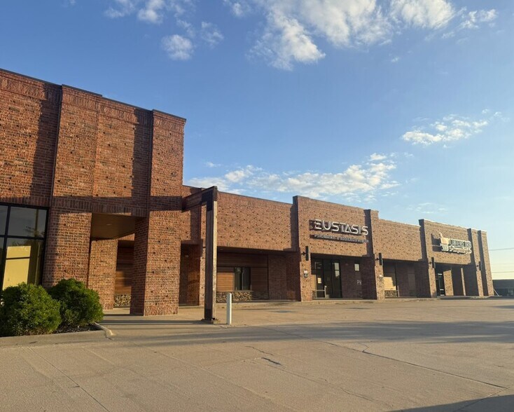 More Photos Of 5540-5550 N Farmer Branch Rd, Ozark General Retail For Sale