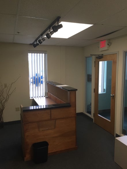 More Photos Of 905 Turnpike St, Canton Flex For Lease