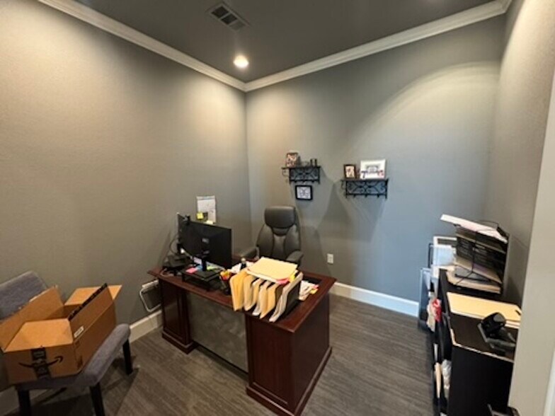 More Photos Of 114 Park Place Blvd, Waxahachie Office For Lease