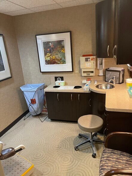 More Photos Of 355-385 W Northwest Hwy, Palatine General Retail For Sale