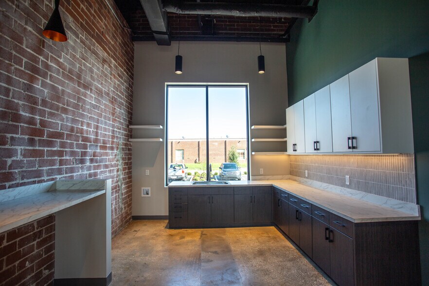 More Photos Of 1900 Diversified Way, Orlando Light Distribution For Lease