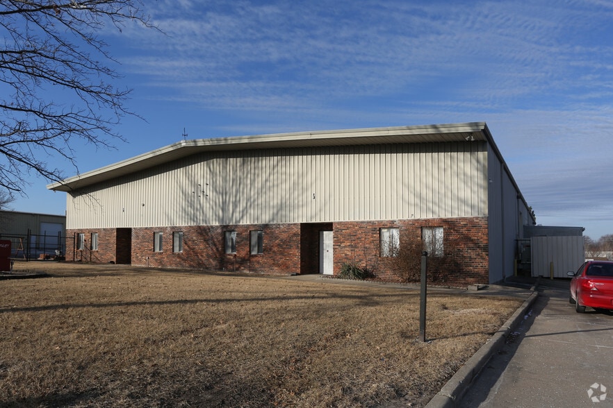 More Photos Of 311-315 N Burch St, Olathe Manufacturing For Sale