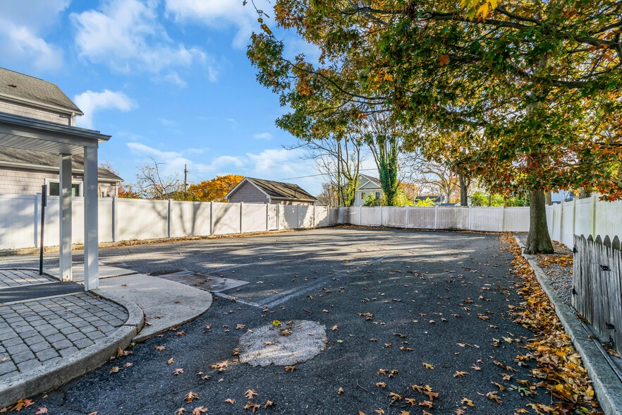 More Photos Of 613 Warren Ave, Spring Lake Office For Sale