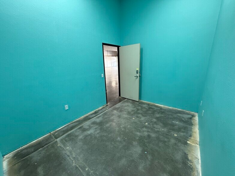 More Photos Of 7091 W Craig Rd, Las Vegas General Retail For Lease