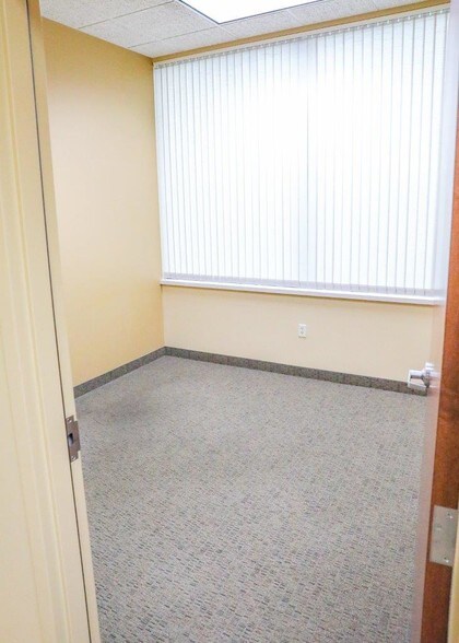 More Photos Of 1605 Heritage Dr, Northfield Office For Lease