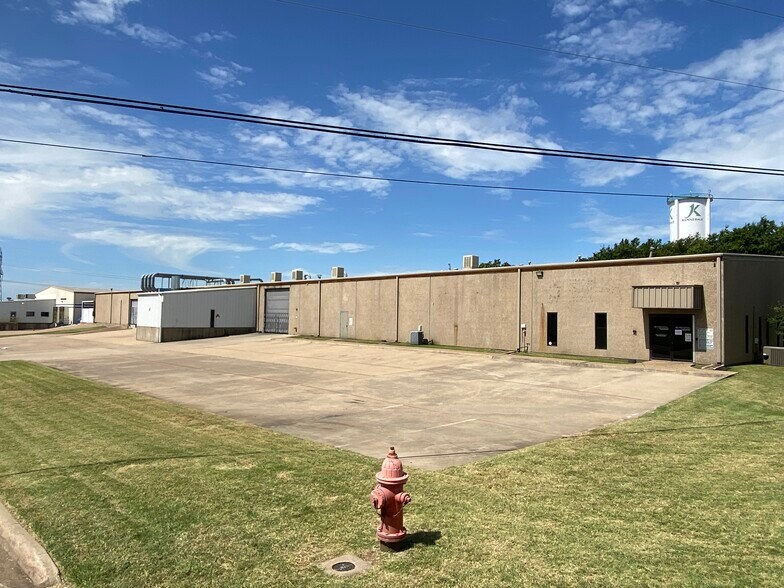 More Photos Of 695 Tower Dr, Kennedale Distribution For Lease