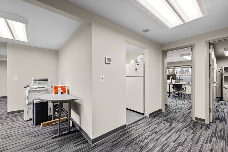 More Photos Of 115 1/2 W Wyoming St, Kalispell Showroom For Lease