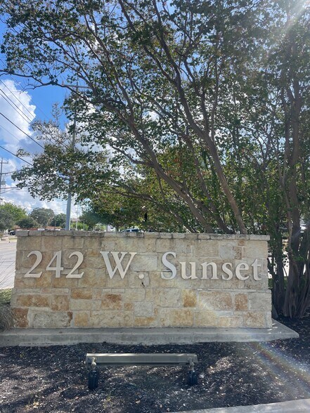 More Photos Of 242 W Sunset Rd, San Antonio Office For Lease