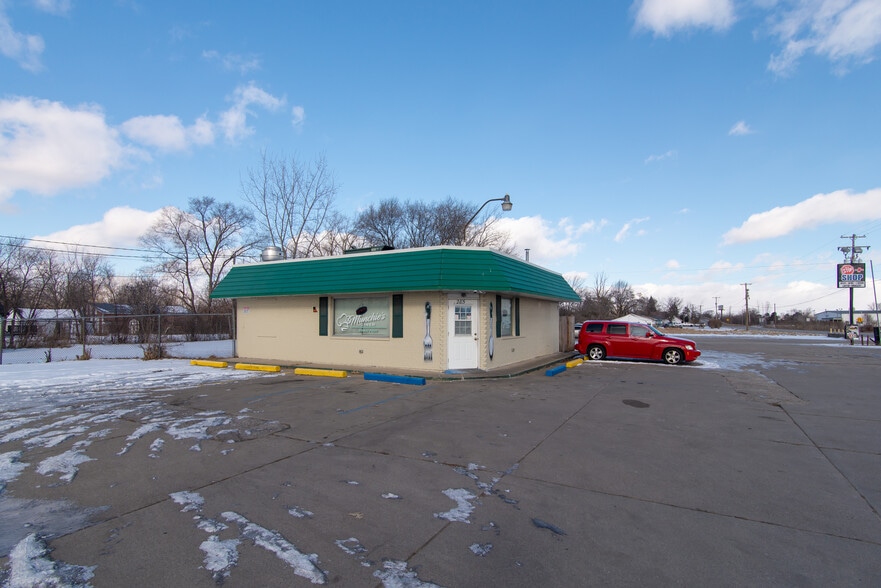 More Photos Of 285 S Outer Dr, Saginaw Restaurant For Sale