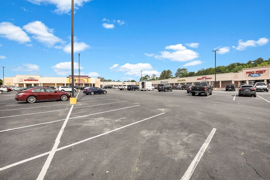 More Photos Of 105-149 W Hendry St, Hinesville Storefront For Lease