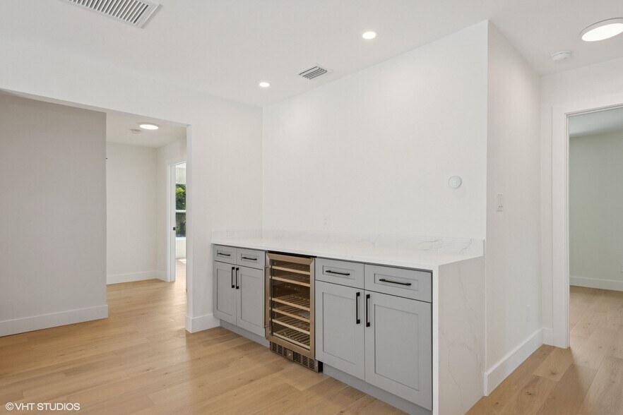 More Photos Of 2655 Bay St, Sarasota Apartments For Sale