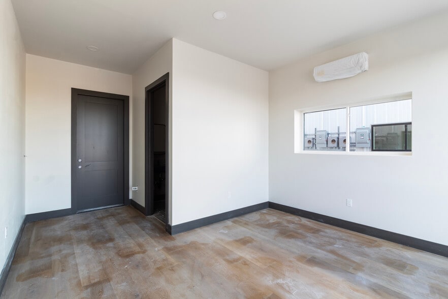 More Photos Of 15137 Tonkaway Lake Rd, College Station Industrial For Lease