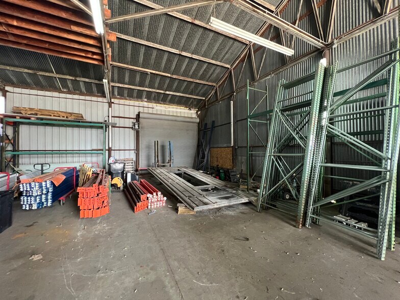 More Photos Of 2009 Barcelona rd, Chalmette Flex For Lease