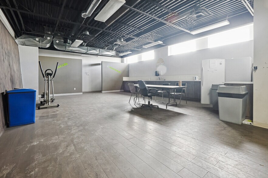 More Photos Of 800 Rue Pierre-Caisse, Saint-jean-sur-richelieu Manufacturing For Lease