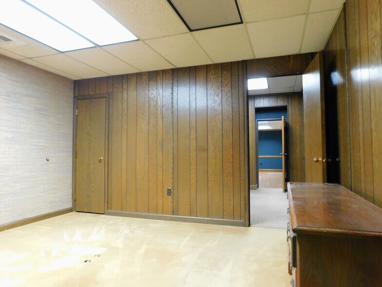 More Photos Of 720 SW F Ave, Lawton Manufacturing For Sale