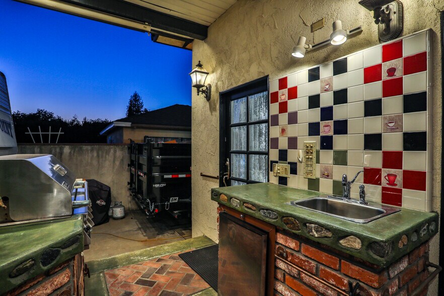 More Photos Of 436 Oakdale Dr, Claremont Flex For Sale