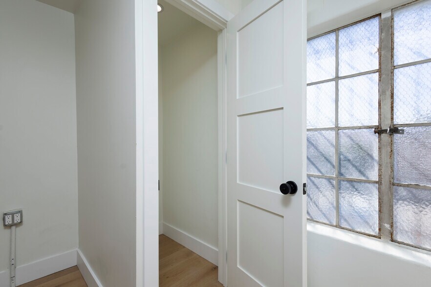 More Photos Of 249 S Robertson Blvd, Beverly Hills Storefront Retail Office For Lease