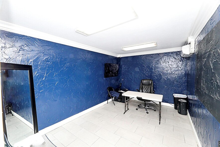 More Photos Of 406 W Wise St, Bowie Industrial For Sale