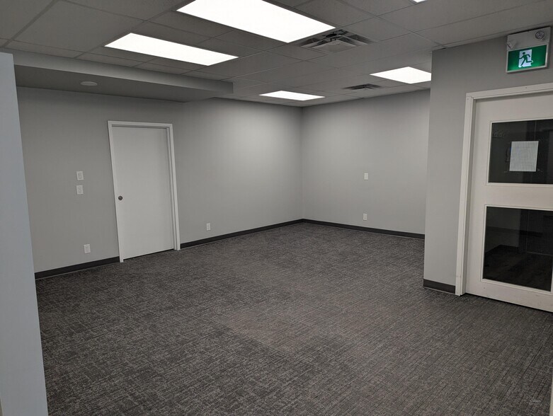 More Photos Of 103 Scurfield Blvd, Winnipeg Flex For Lease