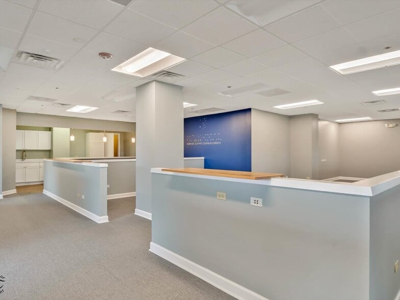 More Photos Of 1990 E Algonquin Rd, Schaumburg Medical For Lease