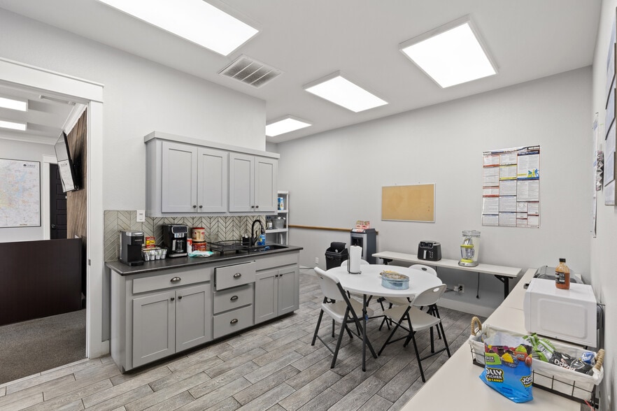 More Photos Of 13840 Denton Dr, Farmers Branch Warehouse For Sale