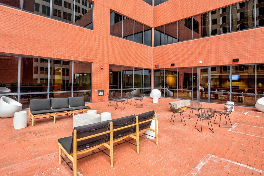 More Photos Of 200 N Broadway, Saint Louis Office For Lease