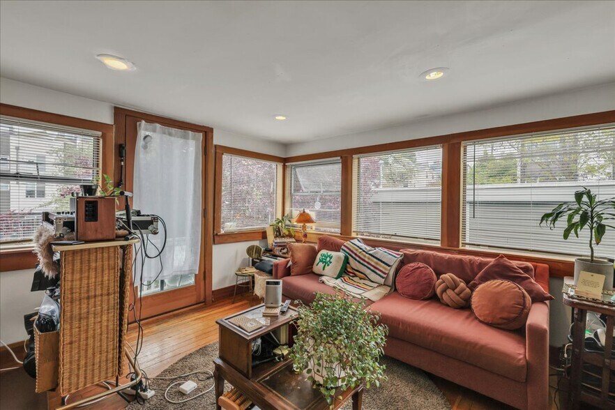 More Photos Of 172 16th Ave, Seattle Multifamily For Sale