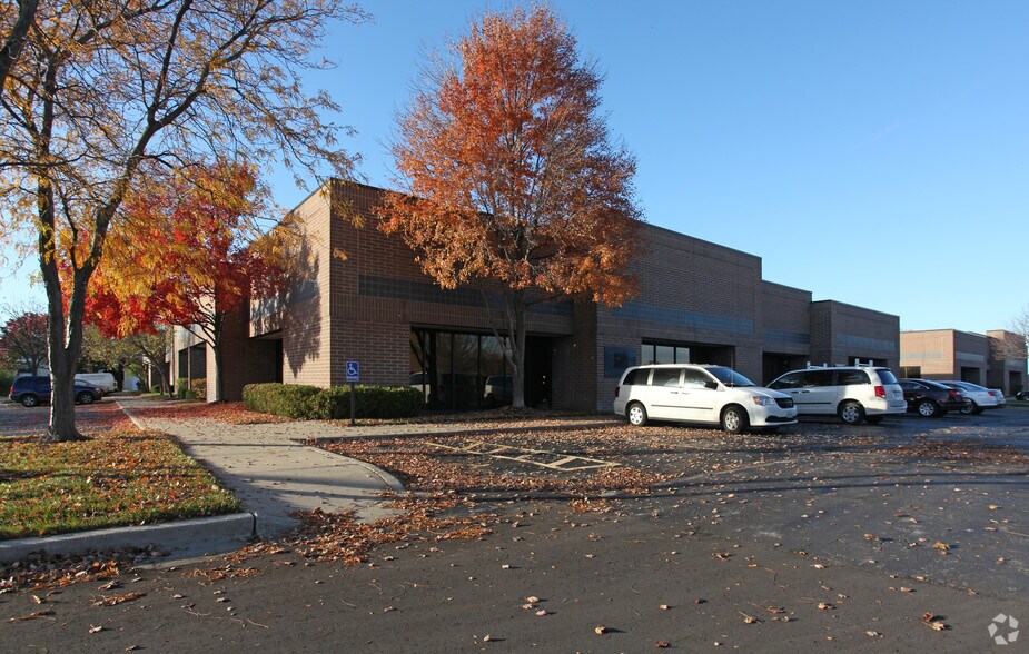More Photos Of 6101-6121 E Connecticut Ave, Kansas City Flex For Lease