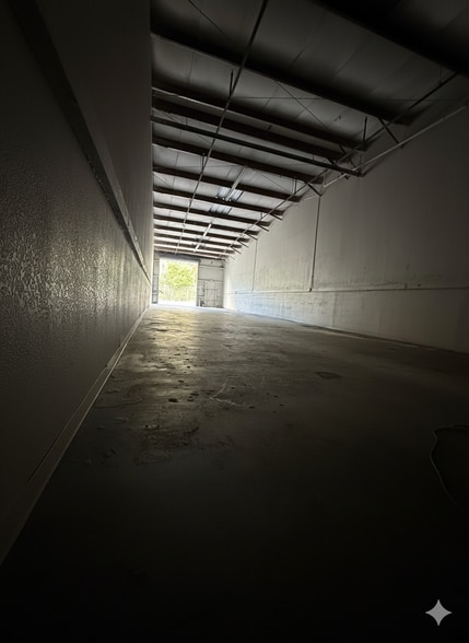 More Photos Of 4437-4451 Old Winter Garden Rd, Orlando Flex For Lease