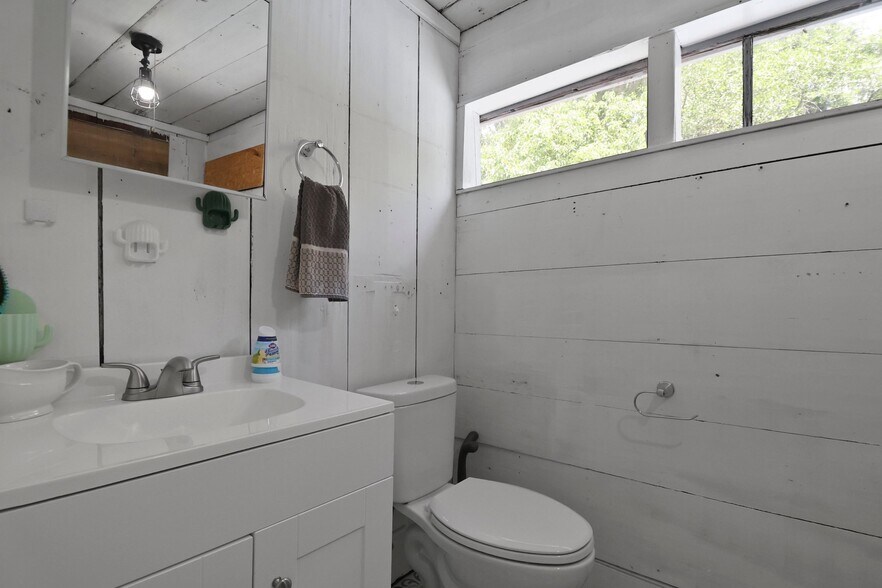 More Photos Of 701 N Oak St, Springfield Office Residential For Sale