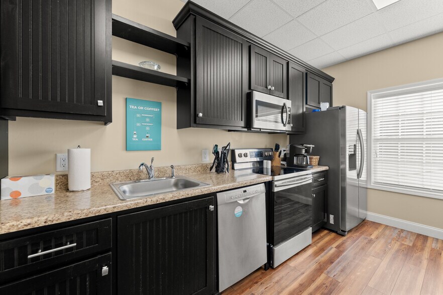 More Photos Of 121 Midway Dr, Cornelia Office For Sale